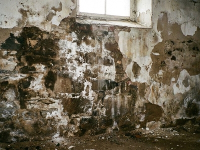 Humidité mur enterré – 3 Causes et Solutions Spécifiques